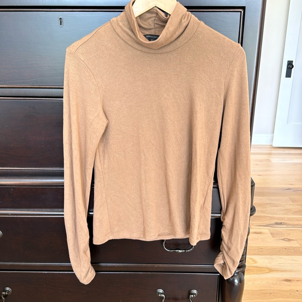 Banana Republic Factory camel color turtle neck size small
